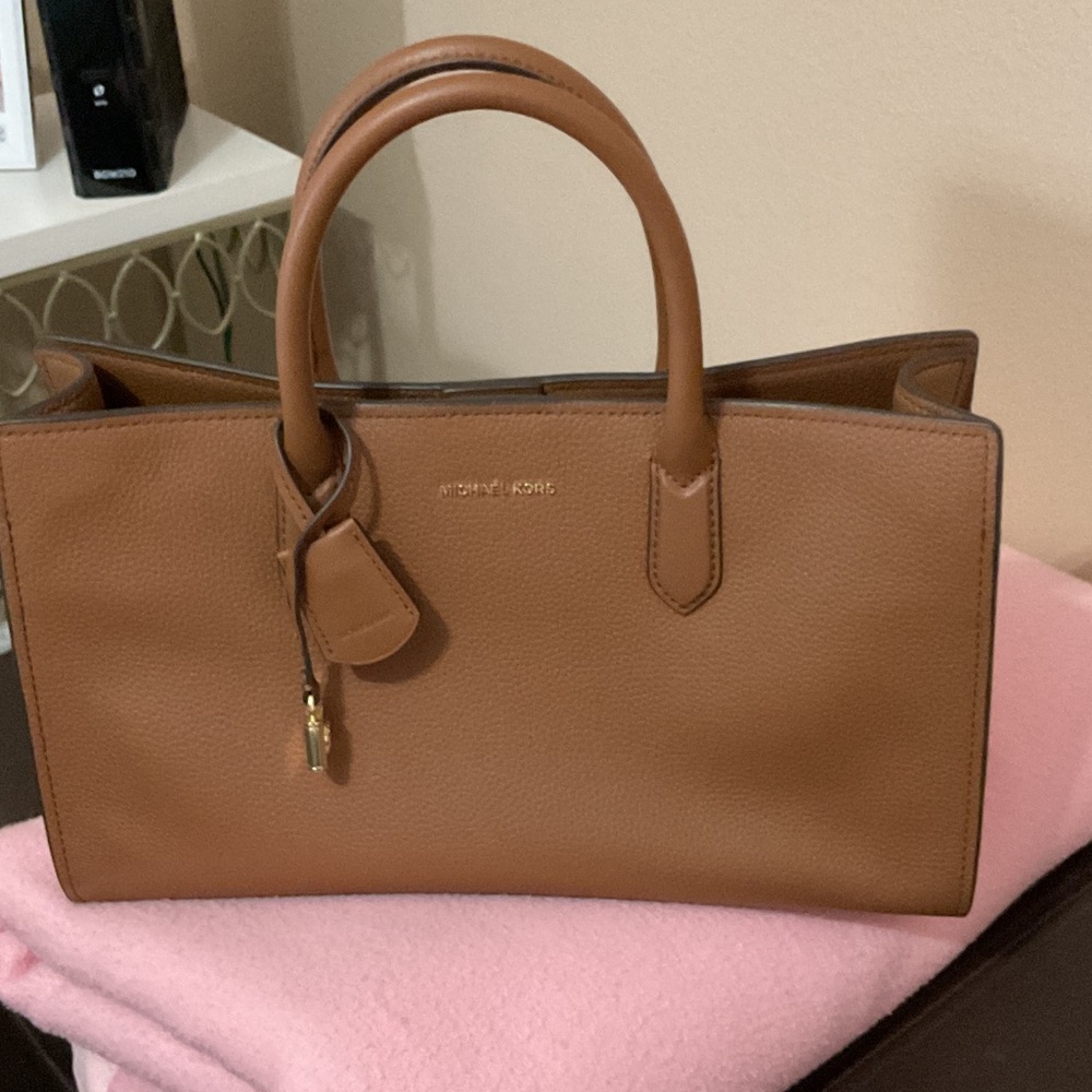 Michael Kors MICHAEL handbag, brown leather w shoulder/hand strap.